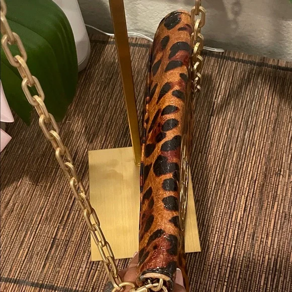 Tory Burch Leopard-Print Patent Leather Shoulder Bag with Gold Logo - Picture 4 of 11